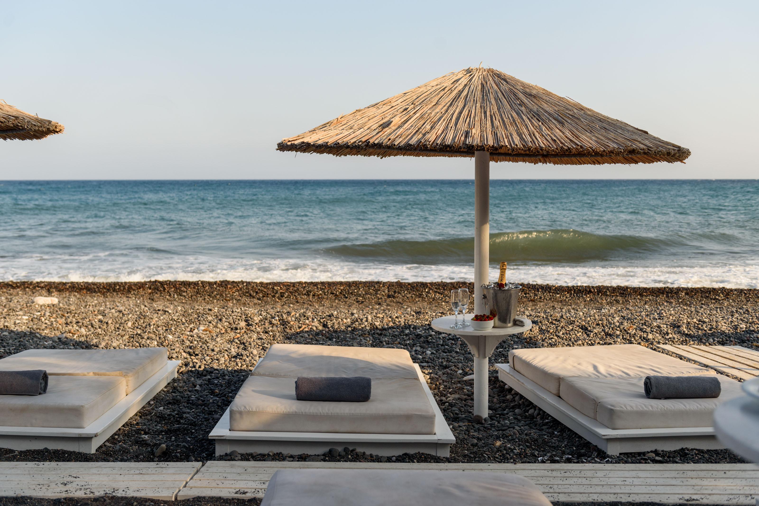 Alesahne Beach Hotel Kamari  Bagian luar foto